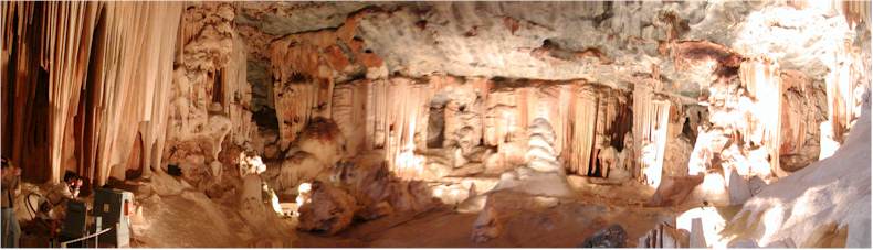 Inside the Kango Caves with a rather blurred panoramic photo due to the low light conditions - But fantastic stalactitites and stalagmites in this main cavern
